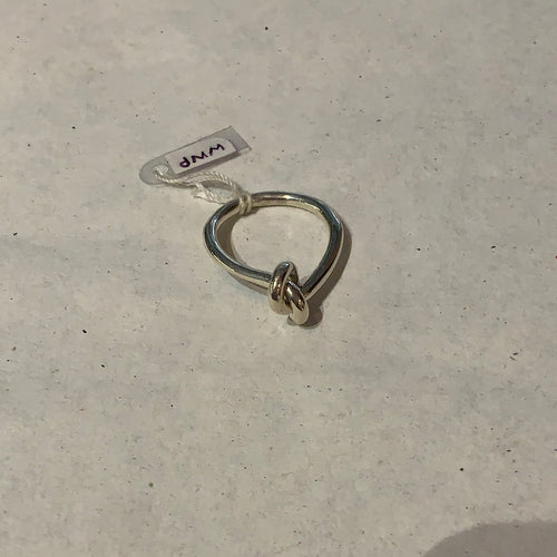 Wewhoprey Medium Silver Knot Ring